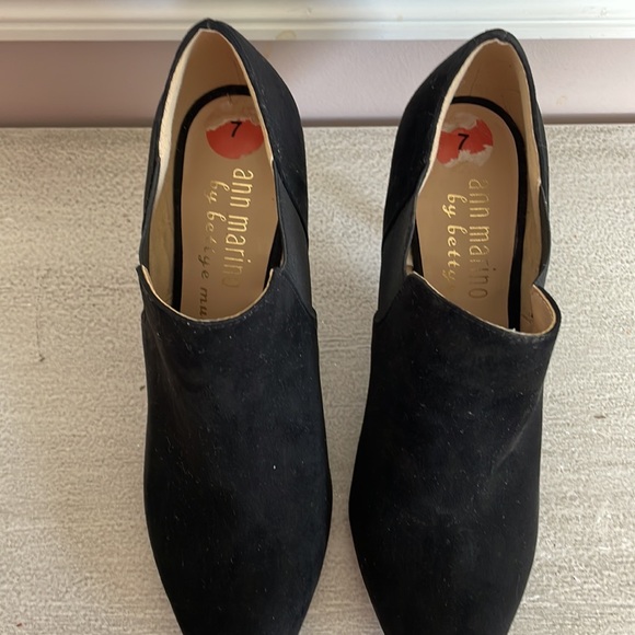 Ann Marino By Bettye Muller Black Heel Ankle Booties, Size 7 - Picture 3 of 9